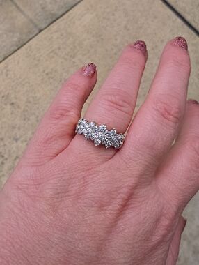 1 CT. T.W. Natural Diamond Cluster Pyramid Band in 10K Gold New With Tags Size 7
